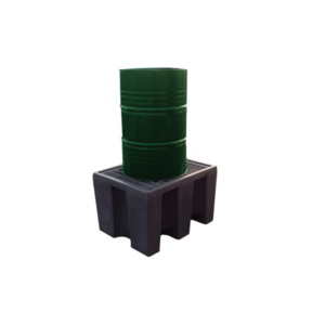 Bacs de retention en polyéthylène dotés de caillebotis métalliques amovibles.