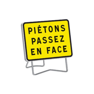 KC1 T1 PIETONS PASSEZ EN FACE